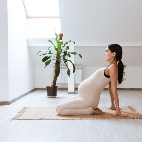 Kobieta w ciąży na macie do ćwiczeń
